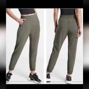 Athleta Textured Brooklyn Jogger Size 8 Olive Green Athleisure Travel Pants